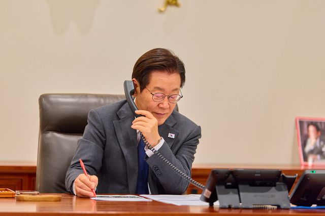 이재명 대통령이 20일 용산 대통령실에서 압델 파타 엘시시 이집트 대통령과 통화하고 있다. [사진=대통령실]