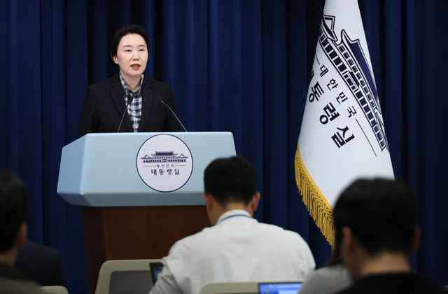 강유정 대변인이 20일 용산 대통령실 기자회견장에서 캄보디아 범정부TF 2차회의 관련 브리핑을 하고 있다.[사진=연합뉴스]