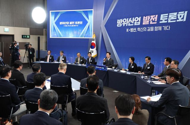 이재명 대통령이 20일 경기 고양시 킨텍스에서 방위산업 발전 토론회를 하고 있다. [사진=연합뉴스]