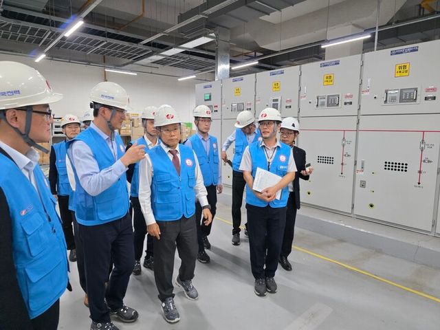 전력설비를 살펴보는 김동철 한전 사장(앞줄 오른쪽에서 두번째).[사진=한전]
