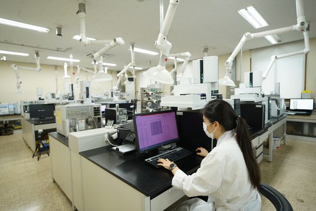 KTR 연구원이 이화학 시험 중인 모습.[사진=KTR]