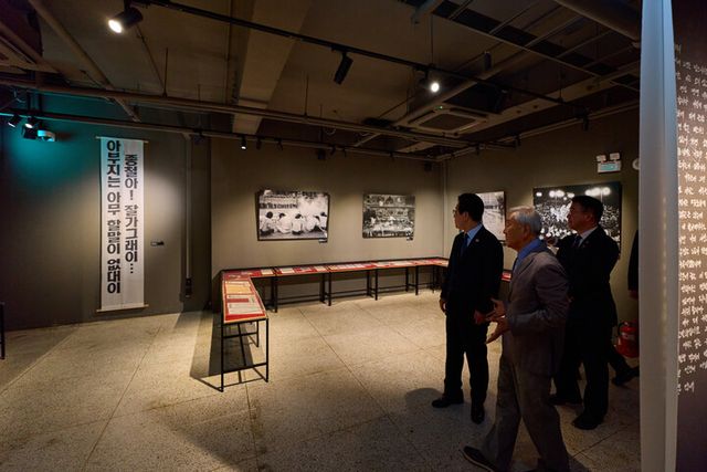 이재명 대통령이 21일 서울 용산구 민주화운동기념관(옛 남영동 대공분실)에서 이재오 민주화운동기념사업회 이사장의 설명을 듣고 있다. [사진=대통령실]