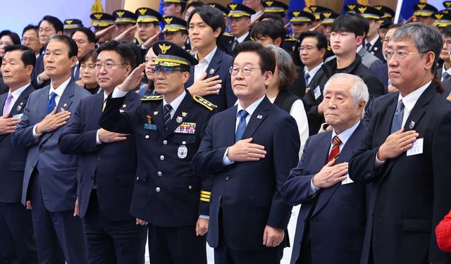 이재명 대통령이 21일 서울 서대문구&nbsp;경찰청에서 열린 80주년&nbsp;경찰의 날 기념식에서 국민의례를 하고 있다. 이 대통령 오른쪽은 유재성 경찰청장 직무대행. [사진=연합뉴스]