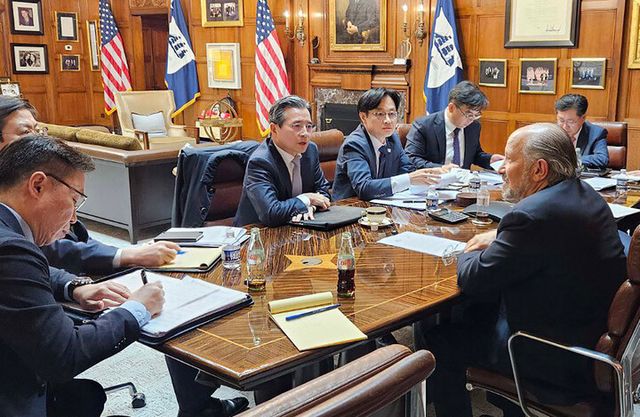 김용범 대통령실 정책실장과 김정관 산업통상부 장관이 지난 16일(현지시간) 미국 워싱턴 D.C. 상무부 회의실에서 하워드 러트닉 상무부 장관과 한미 관세협상 현안 관련 면담을 하고 있다.