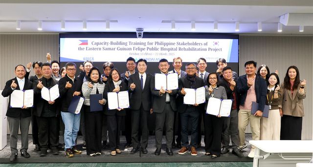 이백훈 현대아산 대표(앞줄 왼쪽 6번째), 필리핀 동부사말주 에바르돈 주지사(앞줄 왼쪽 7번째) 등이 기념사진을 촬영하는 모습. [사진=현대아산]