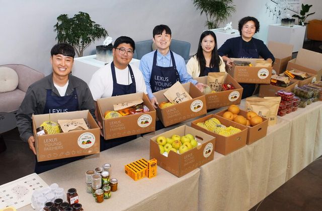 2025 렉서스 영파머스 꾸러미 기부 행사에 참여한 5인의 농부 왼쪽부터 김태석 농부, 이종석 농부, 원강효 농부, 김빛나 농부, 김후주 농부. [사진=렉서스코리아]