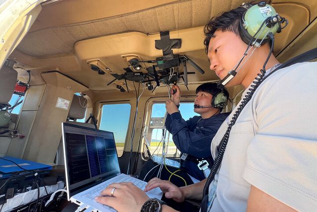KT 직원들이 인천 아라뱃길 구간에서 UAM의 주요 기술요소를 점검하는 모습.&nbsp;