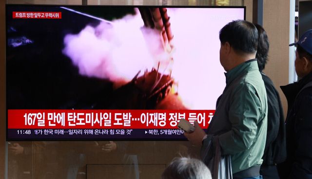 북한이 이재명 정부 출범 이후 처음 미사일을 발사했다. 합동참모본부에 따르면 북한은 22일 동해상으로 미상의 탄도미사일을 쐈다. 북한의 탄도미사일 도발은 지난 5월 8일 이후 167일 만이며, 올해 5번째다. 이날 서울 중구 서울역에서 시민들이 관련 뉴스를 시청하고 있다. [사진=연합뉴스]