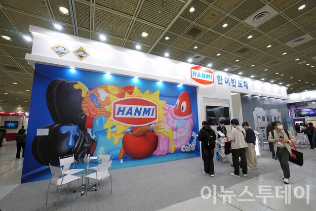 22일 오후 서울 강남구 코엑스 ‘제27회 반도체대전’ 행사장에 마련된 한미반도체 부스. [사진=안경선 기자]