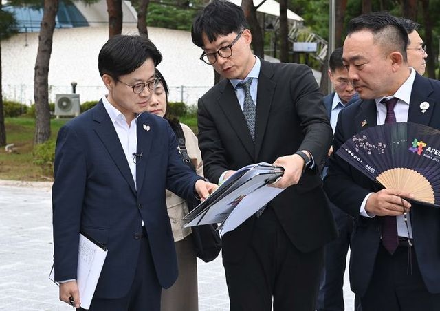 김정관 산업통상부 장관이 18일 2025년 APEC 정상회의가 열리는 경북 경주시 예술의 전당(CEO Summit), 화랑마을(CEO Summit 만찬), 화백컨벤션센터(정상회의), 강동리조트 등 주요 경제인 행사장소 현장 점검을 하고 있다. [사진=산업통상부]