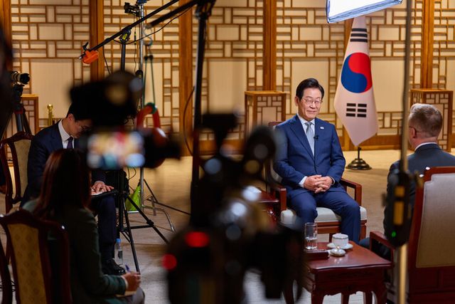 이재명 대통령이 용산 대통령실에서&nbsp;CNN과 인터뷰를 진행하고 있다. [사진=대통령실]