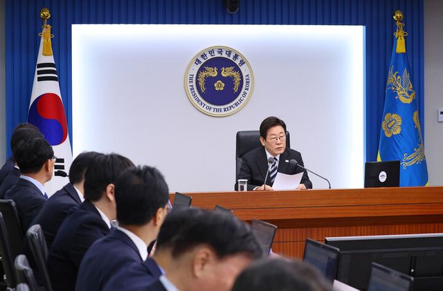 이재명 대통령이 23일 서울 용산 대통령실에서 열린 수석보좌관회의를 주재하고 있다.