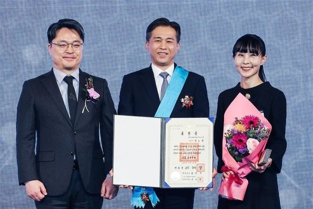 곽노정&nbsp;SK하이닉스 대표이사가 22일 서울 강남구 그랜드 인터컨티넨탈 서울 파르나스에서 열린 '제18회 반도체의 날 기념식'에서 금탑산업훈장을 받았다. [사진=연합뉴스]