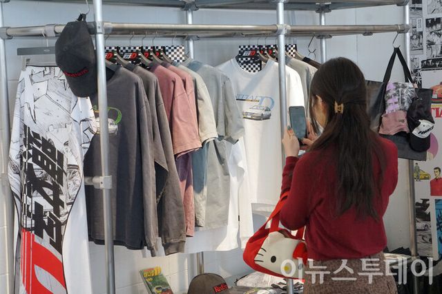 서울 성동구 RSG성수에 마련된 한 팝업스토어’에서 한 방문객이 진열된 제품을 촬영하고 있다. [사진=이뉴스투데이DB]