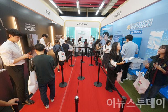 서울 성동구 에스팩토리에 열린 SSG닷컴 오프라인 페스타 ‘美지엄(이하 미지엄)’에서 방문객들이 ‘뷰티 오브 SSG(BEAUTY OF SSG)’ 공간에 마련된 아모레퍼시픽 부스를 둘러보고 있다.[사진=이뉴스투데이DB]