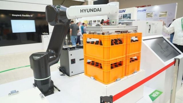 HD현대로보틱스가 지난 6월 독일 뮌헨에서 열린 ‘오토매티카 2025’에서 공개한 HDC 하이브리드 협동로봇. [사진=HD현대]