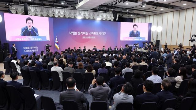 24일 대구 엑스코에서 열린 '대구의 마음을 듣다' 타운홀미팅에서 참석자들이 이재명 대통령의 발언을 듣고 있다