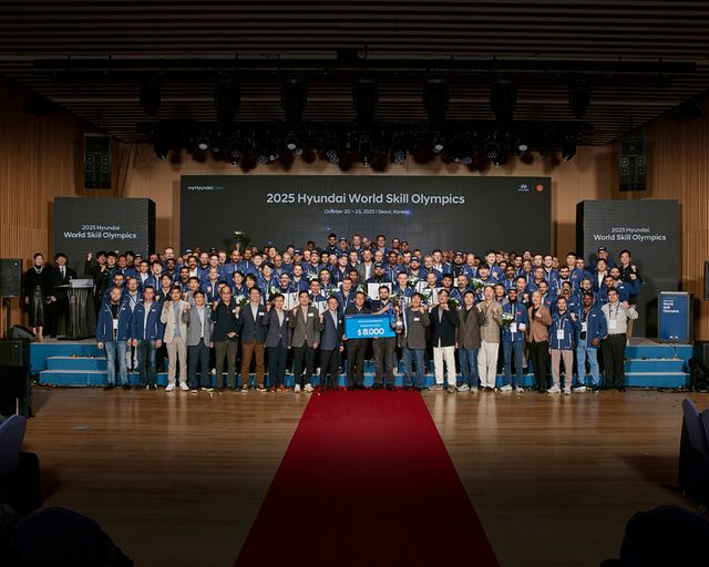 제15회 월드스킬올림픽 참가자들이 시상식 이후 단체사진을 촬영하는 모습. [사진=현대차]