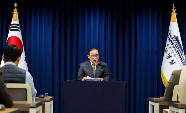 위성락 국가안보실장이 24일 용산 대통령실에서 이재명 대통령 아세안 순방 및 APEC 정상회의 일정 관련 브리핑을 하고 있다.