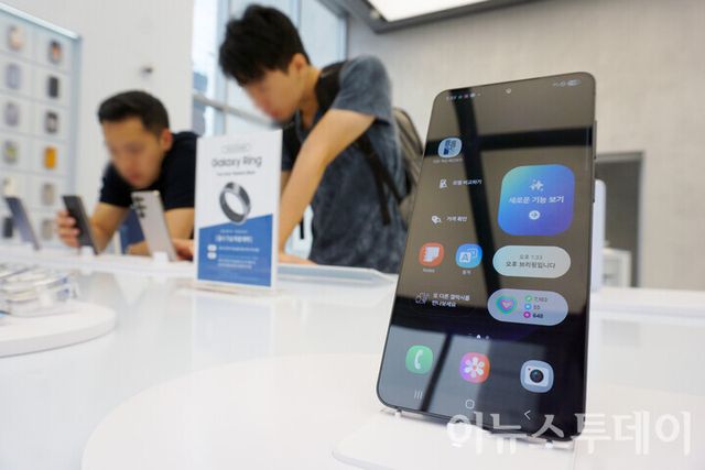 19일 오후 서울 강남구 ‘삼성 강남’에 삼성전자의 초슬림형 스마트폰 ‘갤럭시S25 엣지’가 전시돼 있다. 삼성전자는 오는 20일까지 ‘갤럭시S25 엣지’의 사전예약을 진행하고 사전 판매 기간 동안 저장 용량을 2배 업그레이드해 주는 ‘더블 스토리지’ 등 다양한 혜택을 제공한다. 2025.05.19. [사진=이뉴스투데이DB]