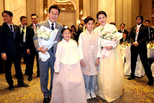 이재명 대통령과 김혜경 여사가 26일 말레이시아 쿠알라룸푸르 한 호텔에서 열린 동포 만찬 간담회에서 화동과 기념촬영을 하고 있다.