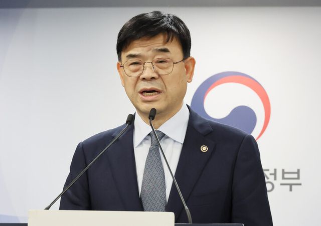 갭투자를 통해 고가 아파트를 구입했다는 논란을 불러일으킨 이상경 국토교통부 1차관이 사의를 표명했다.국토교통부는 24일 언론 공지를 통해 "이 차관이 사의를 표명했음을 알려드린다"고 전했다. 사진은 지난 8월 정부서울청사에서 브리핑하는 이 차관. [사진=연합뉴스]