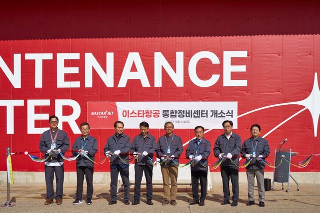 24일&nbsp;김포국제공항에서&nbsp;진행된&nbsp;이스타항공&nbsp;통합정비센터&nbsp;개소식에서&nbsp;이스타항공&nbsp;조중석&nbsp;대표(오른쪽&nbsp;네번째)를&nbsp;비롯한&nbsp;임직원들이&nbsp;리본&nbsp;커팅을&nbsp;하고&nbsp;있다. [사진=이스타항공]