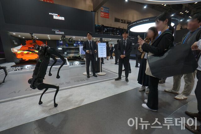 현대차그룹 부스에서 한 방문객이 AI 기반 다족보행 로봇을 체험하고 있다. [사진=이뉴스투데이 사진DB]