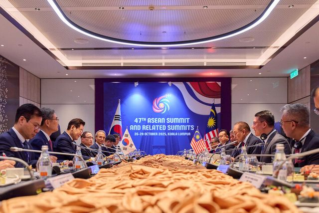 이재명 대통령과 안와르 이브라힘 말레이시아 총리가 27일 말레이시아 쿠알라룸푸르 컨벤션센터에서 양자회담을 하고 있다. [사진=연합뉴스]