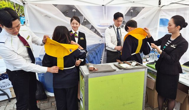 진에어·에어부산·에어서울 객실승무원들이 청소년에게 기내 안전 교육을 진행하고 있는 모습. [사진=진에어]