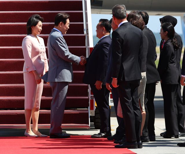 아세안 정상회의 참석차 말레이시아를 방문한 이재명 대통령이 26일 쿠알라룸푸르 국제공항에서 환영객과 인사하고 있다. [사진=연합뉴스]