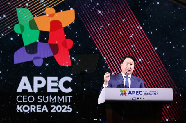 최태원 대한상공회의소 회장이 28일 경주 화랑마을 어울마당에서 열린 '2025 APEC CEO 서밋'의 첫 번째 공식 행사인 환영만찬에서 개회사를 하고 있다. [사진=대한상공회의소]