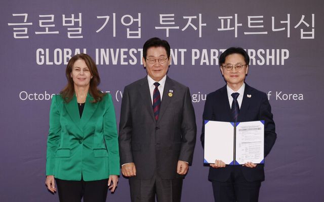 이재명 대통령이 29일 경북 경주예술의전당에서 열린 투자협약식에서 카레나 칸실레리 유미코아 배터리사업부 CEO, 김정관 산업부 장관과 기념촬영하고 있다. [사진=연합뉴스]