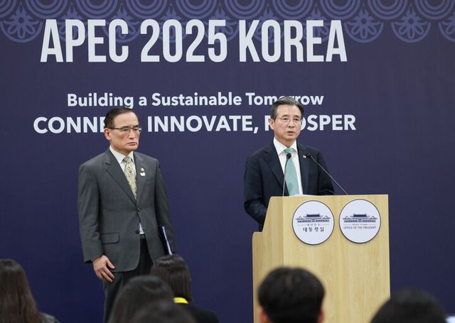 김용범 정책실장(오른쪽)과 위성락 국가안보실장이 29일 경북 경주 APEC 미디어센터에서 한미 정상회담 관련 브리핑을 하고 있다. [사진=연합뉴스[