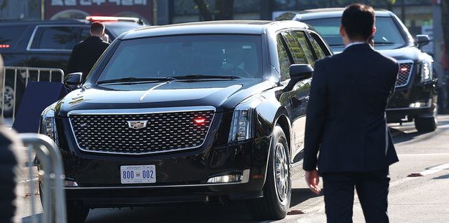 트럼프 미국 대통령이 2025 경주 아시아태평양경제협력체(APEC) 방문을 위해 방한하는 날인 29일 경북 경주시 한 임시 헬기장 인근에 미국 대통령 전용 차량인 '더 비스트'가 이동하고 있다. [사진=연합뉴스]