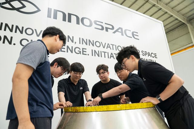 이노스페이스가&nbsp;‘한빛-나노’의&nbsp;첫&nbsp;상업발사를&nbsp;앞두고&nbsp;임직원&nbsp;238명과&nbsp;투자사&nbsp;34곳의&nbsp;이름을 PLA 상판에 새겼다고 29일 밝혔다. [사진=이노스페이스]