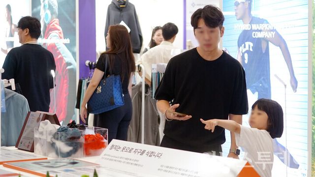 서울 강남구 코엑스에서 열린 ‘프리뷰 인 서울 2025’ 행사장에 마련된 패션그룹형지 부스에서 한 어린이 방문객이 부모와 함께 부스를 관람하고 있다.. [사진=이뉴스투데이DB]