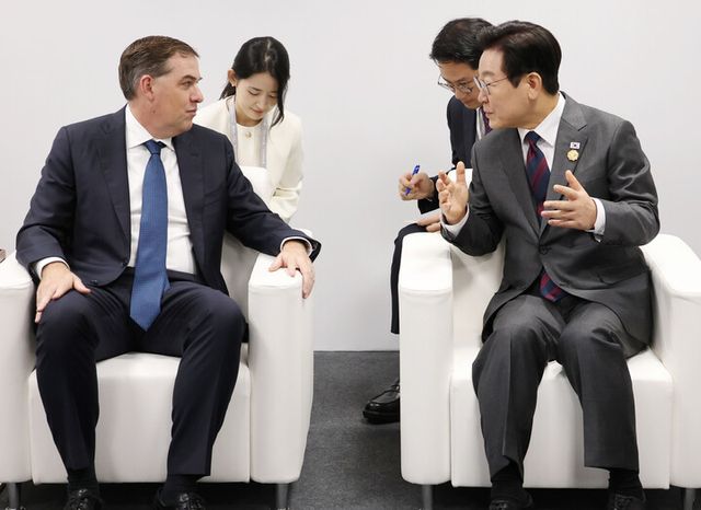 이재명 대통령이 29일 경북 경주예술의전당에서 맷 가먼 아마존웹서비스(AWS) CEO를 접견하고 있다. [사진=연합뉴스]