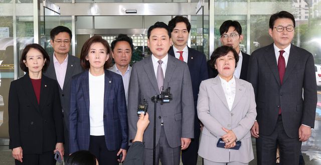 국민의힘 장동혁 대표, 나경원, 신동욱 의원 등이 3일 영등포경찰서에서 이진숙 전 방통위원장 체포 항의를 한 뒤 발언하고 있다. [사진=연합뉴스]
