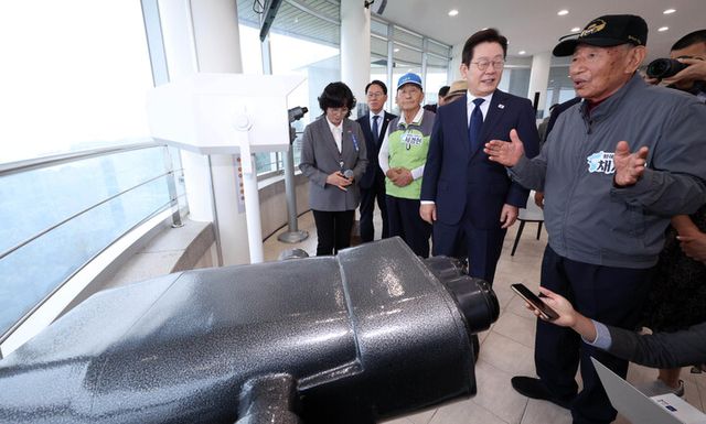 이재명&nbsp;대통령이 3일 인천 강화군 강화평화전망대에서 실향민의 발언을 듣고 있다.