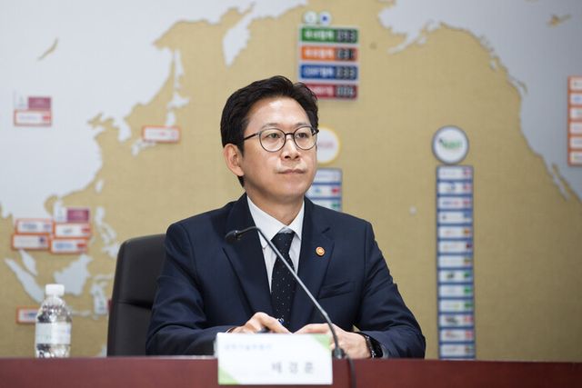 배경훈 부총리 겸 과학기술정보통신부 장관이 3일 오전 서울 송파구 한국인터넷진흥원 인터넷침해대응센터를 방문해 사이버 위협 대응현황 보고를 받고 있다. [사진=과기정통부]