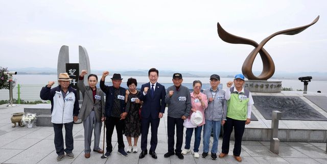 이재명 대통령이 추석 연휴 첫날인 3일 인천 강화군 강화평화전망대에서 실향민 가족들과 기념촬영을 하고 있다. [사진-연합뉴스]