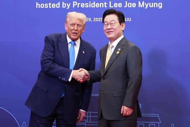 이재명 대통령이 29일 경북 경주 힐튼호텔 그랜드볼룸에서 열린 대통령 주최 정상 특별만찬에 앞서 도널드 트럼프 미국 대통령을 영접하고 있다. [사진=연합뉴스]