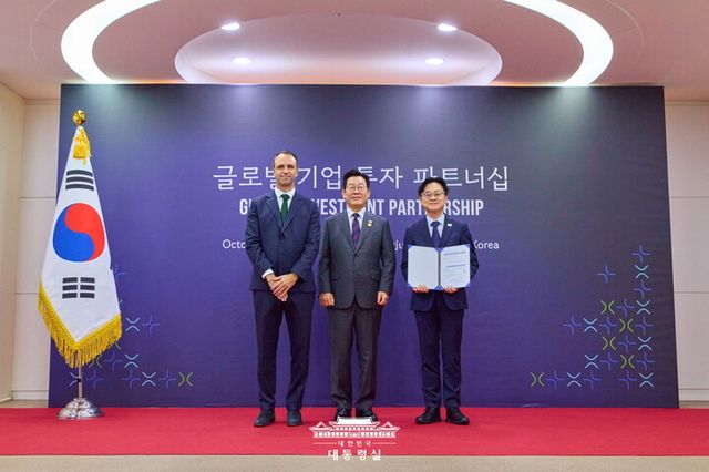 르노코리아, APEC 열린 경주에서 신규 투자 계획 정부에 전달. [사진=대한민국 대통령실]