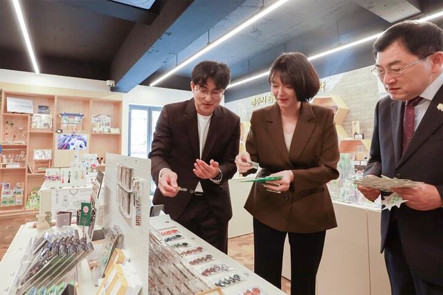 ‘비로컬위크’ 캠페인 현장 방문해, 로컬 사업자와 함께 상품을 둘러보는 네이버 최수연 대표. [사진