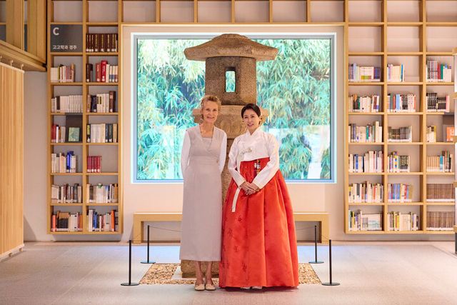 김혜경 여사와 캐나다 총리의 배우자 다이애나 폭스 카니 여사가 30일 경북 경주박물관 신라천년서고에서 환담에 앞서 기념촬영을 하고 있다. [사진=대통령실]