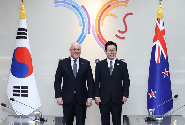 이재명 대통령과 크리스토퍼 럭슨 뉴질랜드 총리가 30일 경북 경주 APEC 정상회의장에서 양자회담에 앞서 기념촬영을 하고 있다. [사진=연합뉴스]