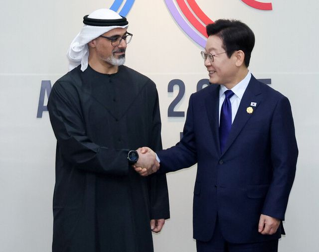 이재명 대통령이 31일 APEC 정상회의 장소인 경북 경주화백컨벤션센터에서 아랍에미리트(UAE) 칼리드 아부다비 왕세자와 면담 전 악수하고 있다.