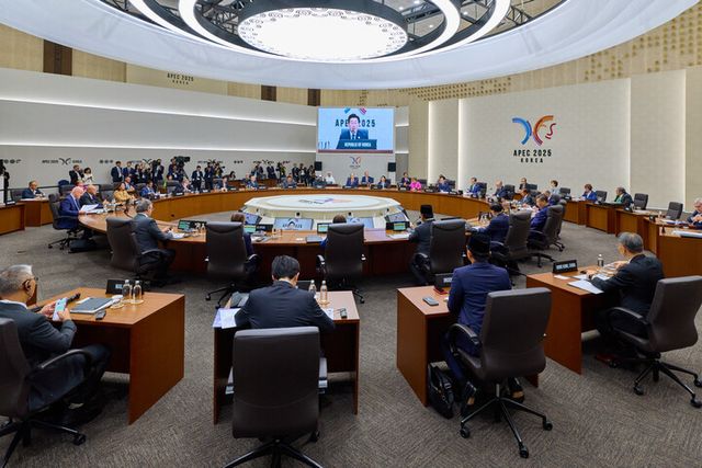 이재명 대통령이 31일 경북 경주화백컨벤션센터에서 열린 APEC 정상회의 세션1에서 발언하고 있다. [사진=대통령실]