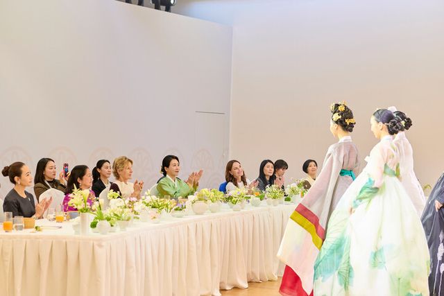 이재명 대통령의 부인 김혜경 여사가 31일 경북 경주시 우양미술관에서 2025 아시아태평양경제협력체(APEC) 정상회의 배우자 등과 함께 한복 패션쇼를 관람하고 있다. [사진=대통령실]